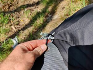 Sunnybag Leaf Pro: The solar charger has holes for the carabiners