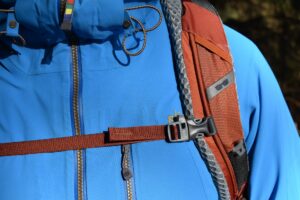 Gregory Paragon 58: Chest strap with emergency whistle